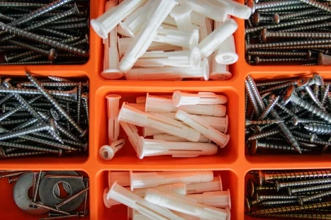 Sortimentskasten mit Schrauben und Dübeln